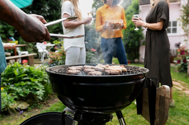 Free photo side view man preparing barbecue