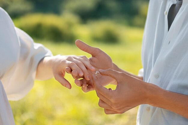 손가락에 반지를 끼고 측면 보기 남자