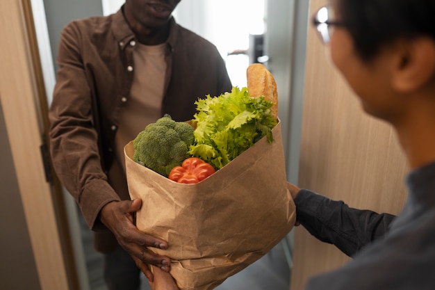 Вид сбоку мужчина получает продукты