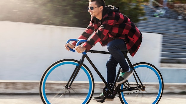 Foto gratuita bicicletta di equitazione uomo vista laterale