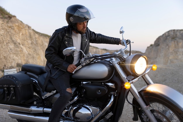 Foto gratuita uomo di vista laterale che guida una moto