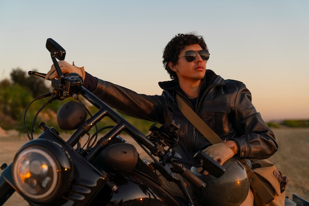 Free photo side view man riding a motorbike