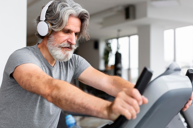 Free photo side view man running indoors