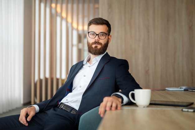 Free photo side view man sitting at desk