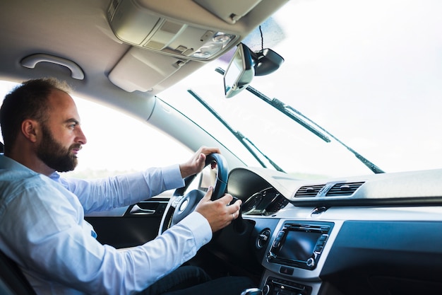 車の中に座っている男の側面図