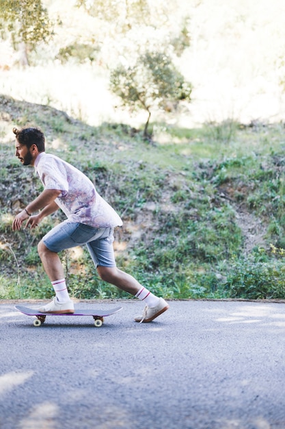 Foto gratuita vista laterale dell'uomo su skateboard