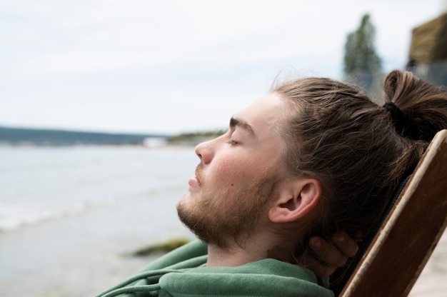 Free photo side view man sleeping outdoors