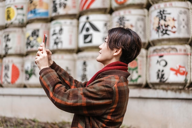 彼のスマートフォンで写真を撮る男の側面図