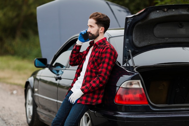 Free photo side view of man talking on phone