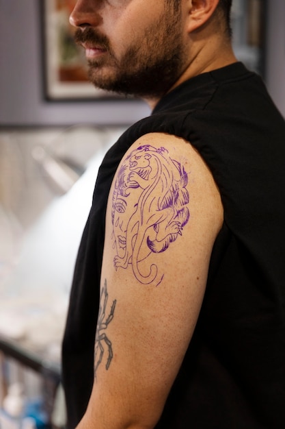 Боковой вид человека на месте татуировки