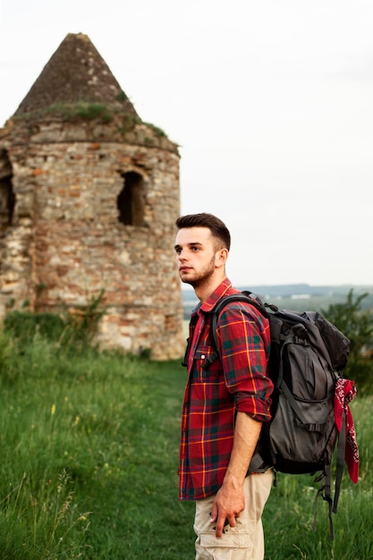 Free photo side view man visiting castle