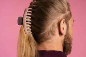 Free photo side view man wearing hair clip