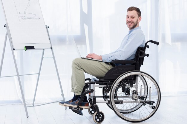Боковой вид человека в инвалидной коляске