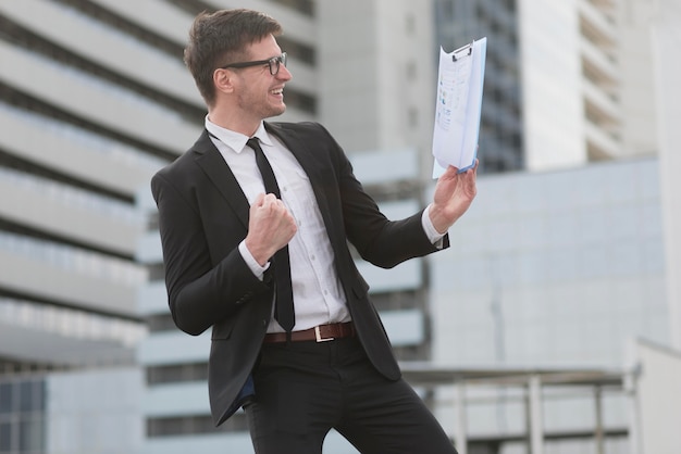 Free photo side view man with clipboard