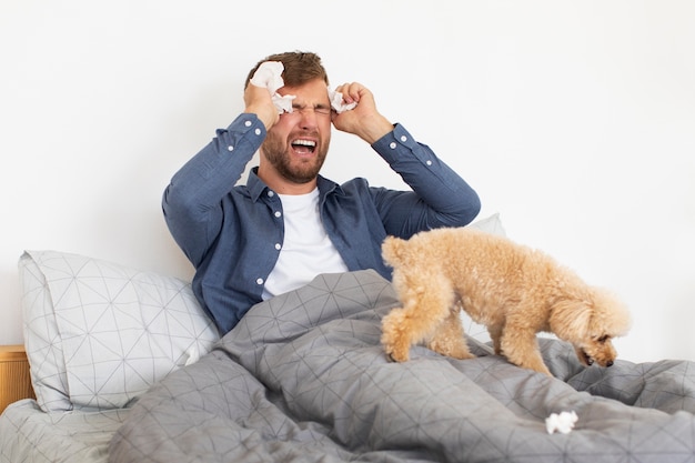 Uomo di vista laterale con allergia al cane