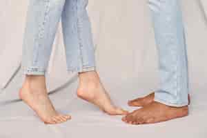 Free photo side view of man and woman barefoot
