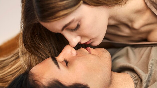 Мужчина и женщина, близкие к поцелуям, вид сбоку