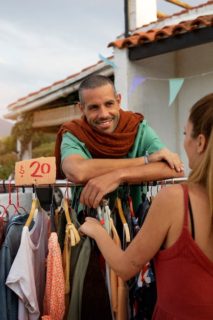 Foto gratuita vista laterale uomo e donna alla vendita di garage