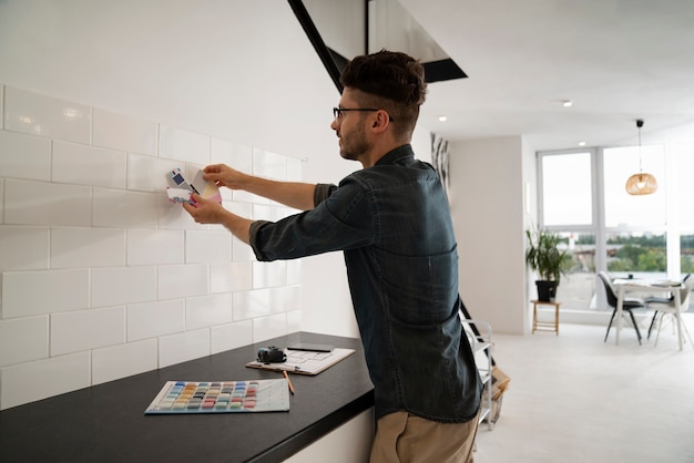 Foto gratuita uomo di vista laterale che lavora all'interno