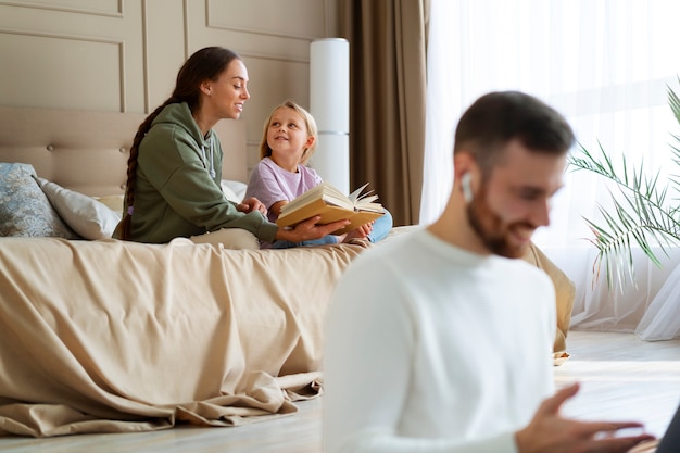 Foto gratuita uomo di vista laterale che lavora al computer portatile a casa