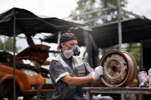 Free photo side view man working with gloves