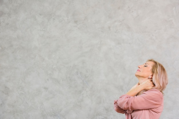 Free photo side view mature woman looking up with copy space