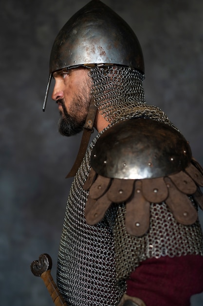 Бесплатное фото Средневековый солдат, вид сбоку, позирует в студии