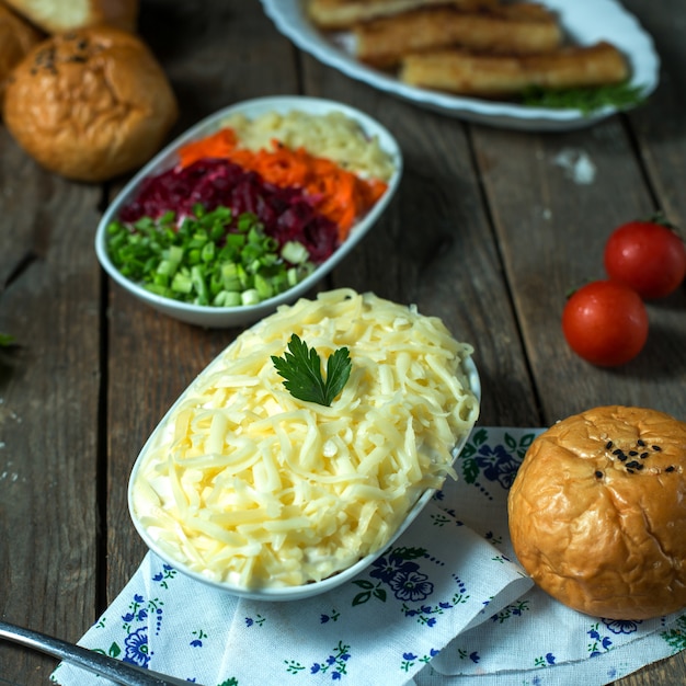 무료 사진 빵과 토마토와 함께 측면보기 미모사 샐러드