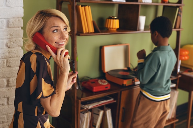 Foto gratuita famiglia moderna vista laterale in stile retrò