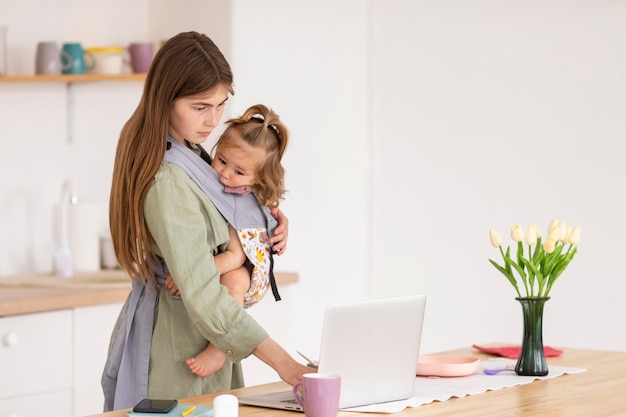 Foto gratuita vista laterale mamma holding kid