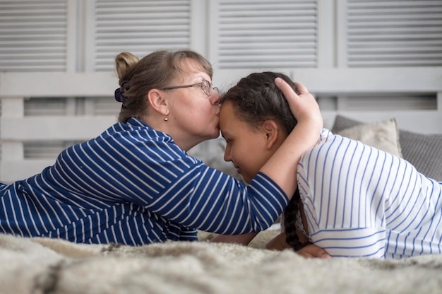 横から見たママのキスの女の子