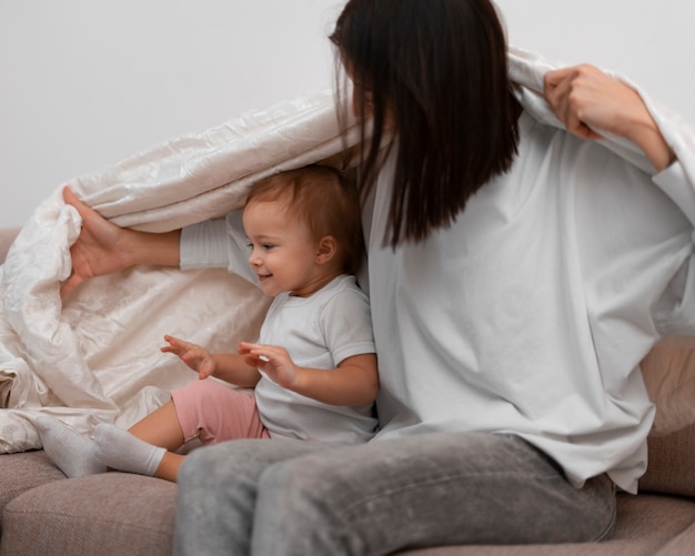 Foto gratuita vista laterale madre e bambino sotto coperta