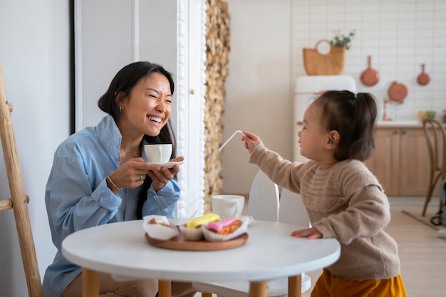 Foto gratuita vista laterale madre e bambino a casa