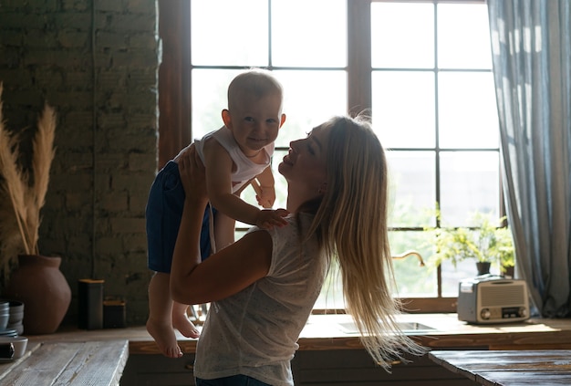 Madre di vista laterale che ostacola il suo bambino