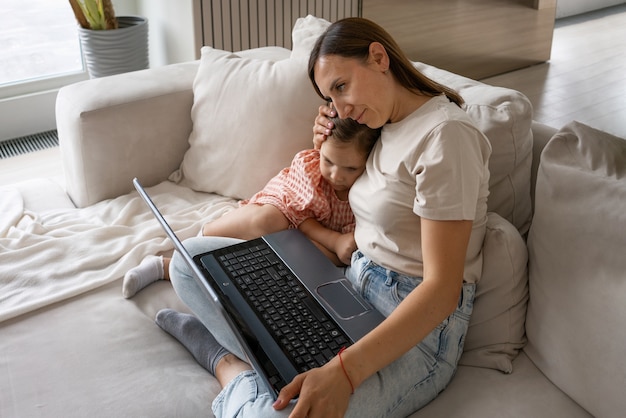 無料写真 サイドビューの母親が女の子を抱き締める