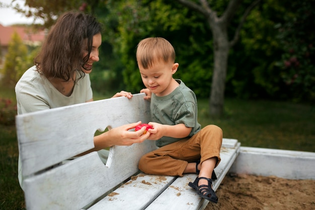 Foto gratuita madre di vista laterale che gioca con il bambino