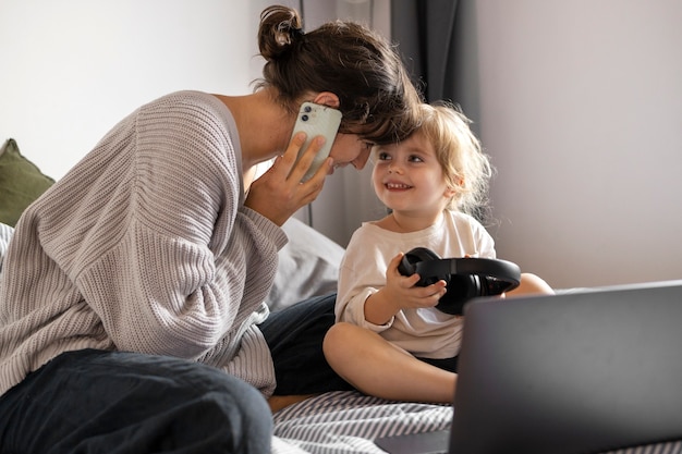 Foto gratuita madre di vista laterale che parla al telefono