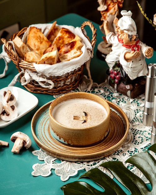 Free photo side view of mushroom cream soup in bowl