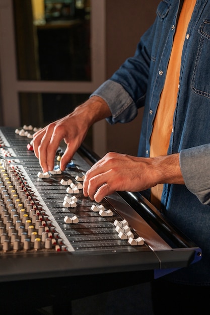 Foto gratuita musicista di vista laterale che lavora in studio