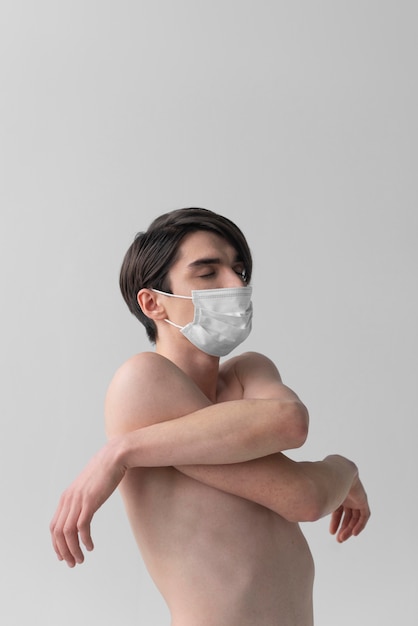 Foto gratuita uomo nudo vista laterale con maschera