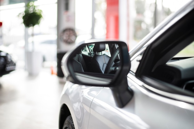 Бесплатное фото Вид сбоку на переднюю часть нового автомобиля с зеркалом