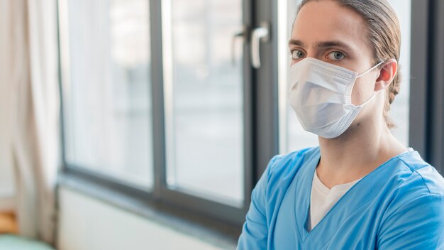 Side view nurse male with medical mask