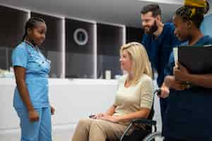 Free photo side view nurses and patient at clinic