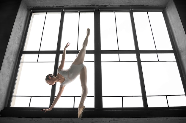 Бесплатное фото Вид сбоку балерины растяжения