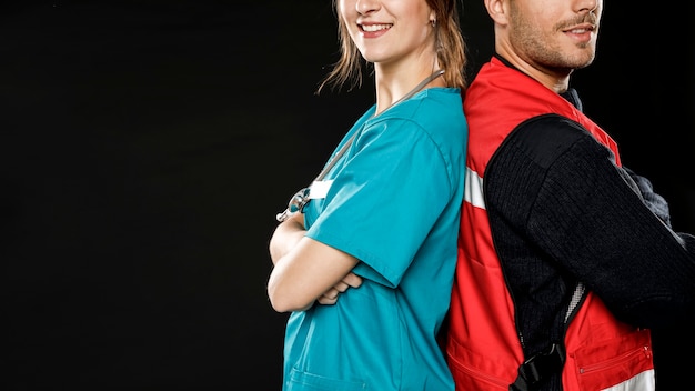 無料写真 女性医師と男性の救急救命士の側面図