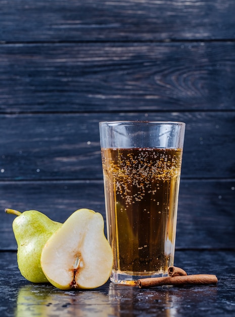 無料写真 黒い木製の背景で新鮮な熟した梨とガラスの梨ジュースの側面図