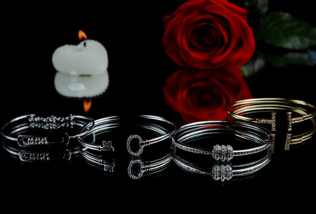 Бесплатное фото Вид сбоку браслеты из стерлингового серебра с бриллиантами на черной стене