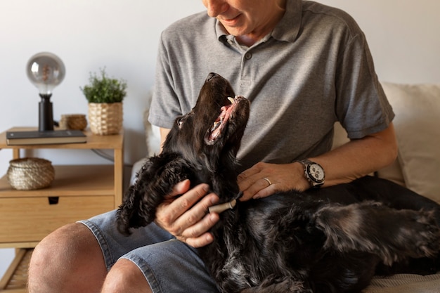 かわいい犬を保持している側面図の老人