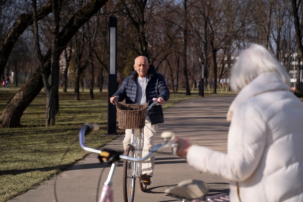 Free photo side view old people with bicycles