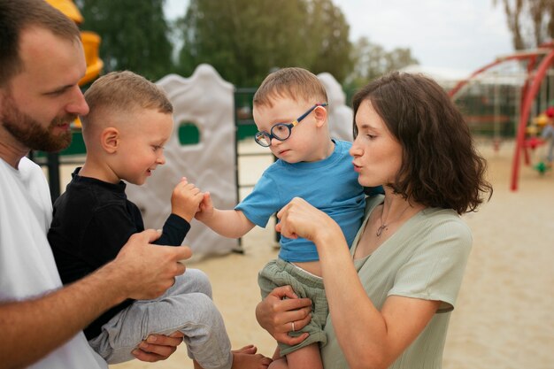 子供を保持している側面図の親